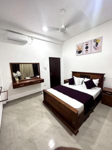 DreamScape Holiday Apartment Kalutara في كالوتارا: غرفة نوم بسرير كبير في غرفة