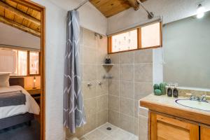 a bathroom with a shower and a sink at Beautiful & Warm Cabin with Lakeview 3BR 2 5BA in Valle de Bravo