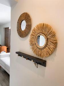 zwei Spiegel an einer Wand im Wohnzimmer in der Unterkunft Miraflores House C&F in Lima