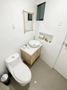 Vonios kambarys apgyvendinimo įstaigoje Miraflores House C&F