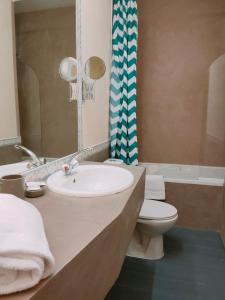 ein Bad mit einem Waschbecken, einem WC und einer Dusche in der Unterkunft Le Royal Hôtel in Saint-Pol-sur-Ternoise