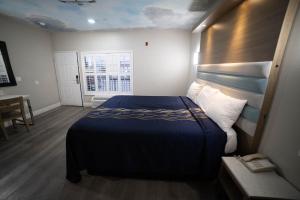Postel nebo postele na pokoji v ubytování Mid City Inn & Suites Pico Rivera