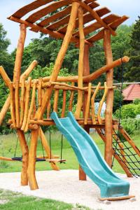 un parque infantil con un tobogán azul y un columpio en Hájenka hraběte Buquoye, en Kaplice