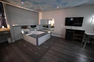 TV a/nebo společenská místnost v ubytování Mid City Inn & Suites Pico Rivera