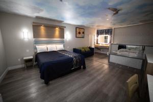 Postel nebo postele na pokoji v ubytování Mid City Inn & Suites Pico Rivera
