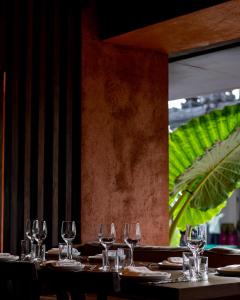 eine Gruppe Weingläser, die auf einem Tisch sitzen in der Unterkunft Further Hotel in Canggu