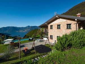 マローネにあるChalet in Lombardy with lake viewの湖前遊び場付家