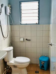 宿霧市的住宿－May’s Homestay，一间带卫生间和水槽的浴室
