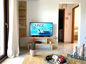 TV a/nebo společenská místnost v ubytování Zoe's House w/ Panoramic View 2BR AC 5min walk DT