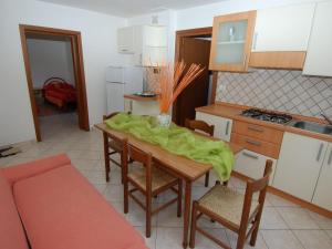 Una cocina o zona de cocina en Fabulous Apartment in Rosolina Mare near Sea