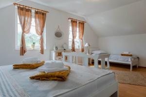 Ένα ή περισσότερα κρεβάτια σε δωμάτιο στο Old Village House