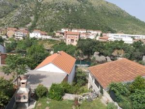 eine Luftansicht einer kleinen Stadt mit einem Berg in der Unterkunft Guesthouse Sanja - Apartments 212 in Mostar