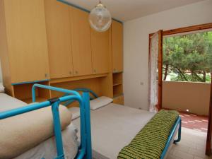 een slaapkamer met 2 stapelbedden en een raam bij Sun drenched seaside holiday home close to Venice in Rosolina Mare