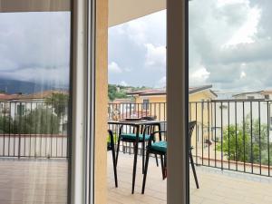 uma vista a partir de uma varanda com uma mesa e cadeiras em Naiade Apartment em Isola del Liri
