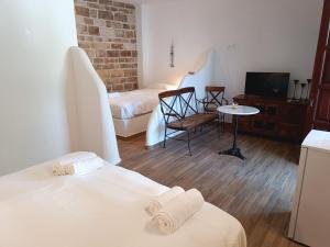 Televízia a/alebo spoločenská miestnosť v ubytovaní Naxos Summerland resort