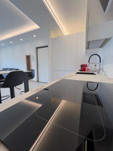 una cucina con lavandino e piano di lavoro di Naiade Apartment a Isola del Liri