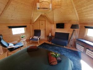 a room with a couch and chairs in a cabin at Le kota des 3 tilleuls in Dampierre-sur-Salon