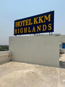 un cartello per un hotel khim Highlands su un edificio di KKM Highlands a Kurnool