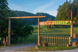 Ein Schild, auf dem Campesska vor einem Zaun steht. in der Unterkunft Glamping - Kamp Steska in Žalec