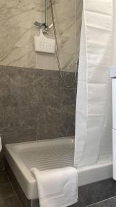 a bathroom with a bath tub with a shower curtain at Bilocale Carrara Centro con giardino e parcheggio moto in Carrara
