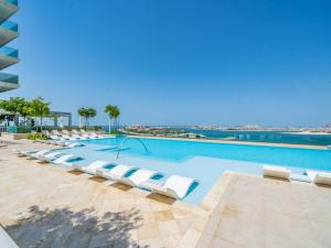 Bazén v ubytování Exceptional 2BR-Private Beach Access-Palm Jumeirah nebo v jeho okolí