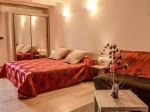 een hotelkamer met een bed en een bank bij Guestroom Le Clerjus, 1 pièce, 2 personnes - FR-1-589-532 in Le Clerjus