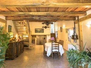 een eetkamer met een tafel en een trap bij Guestroom Le Clerjus, 1 pièce, 2 personnes - FR-1-589-532 in Le Clerjus