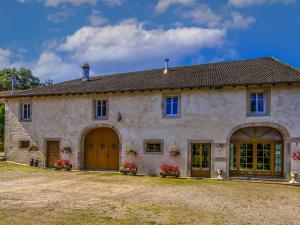 een groot wit stenen huis met bruine deuren bij Guestroom Le Clerjus, 1 pièce, 2 personnes - FR-1-589-532 in Le Clerjus