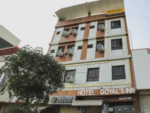 un edificio de hotel con un cartel de hotel en OYO 45569 Goyal's Inn, en Ajmer