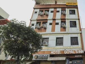 un edificio con una señal de hotel delante de él en OYO 45569 Goyal's Inn, en Ajmer