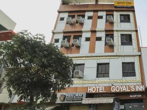 un edificio alto con un cartel de hotel delante en OYO 45569 Goyal's Inn, en Ajmer