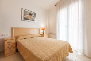 1 dormitorio con cama y ventana grande en Navas 2, en Barcelona