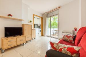 巴塞隆納的住宿－Navas 2，一间带电视和红色沙发的客厅