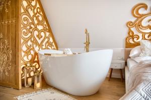 Posteľ alebo postele v izbe v ubytovaní REZYDENCJA SKIBÓWKI sauna&jacuzzi