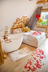 Posteľ alebo postele v izbe v ubytovaní REZYDENCJA SKIBÓWKI sauna&jacuzzi