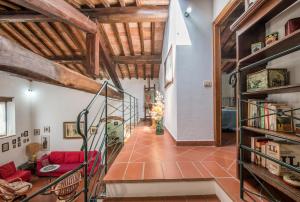 a living room with wooden ceilings and a staircase at Villa Il Poggio di San Gimignano in Borgatello