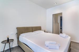 A bed or beds in a room at San Maurilio Apartment