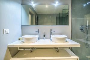 A bathroom at San Maurilio Apartment