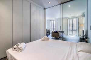 A bed or beds in a room at San Maurilio Apartment