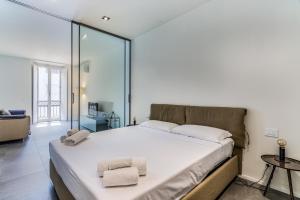 A bed or beds in a room at San Maurilio Apartment
