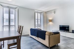 A television and/or entertainment centre at San Maurilio Apartment