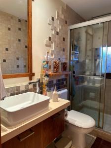 y baño con lavabo, ducha y aseo. en Sotira Agia Napa Luxury House en Ayia Napa