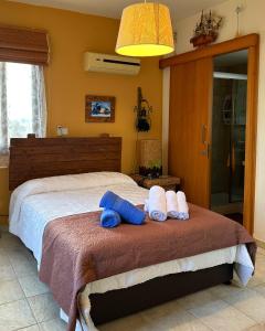 1 dormitorio con 1 cama con 2 toallas en Sotira Agia Napa Luxury House en Ayia Napa