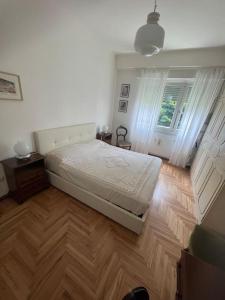 - une chambre avec un lit et du parquet dans l'établissement Da Emma e Carlo - homy apt., à Tirano