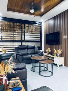 大雅台的住宿－Chill'n Tagaytay，客厅配有沙发和桌子