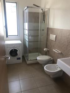 A bathroom at Gianleo Suite vista mare