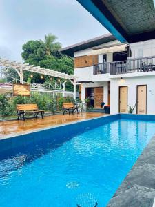 大雅台的住宿－Chill'n Tagaytay，大楼前的蓝色游泳池