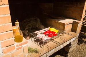 een barbecue met vlees en groenten erop bij Casa tra le Querce in Avigliano