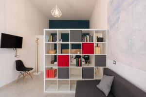a white book shelf in a living room at DOMUS in Castellammare del Golfo