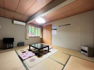 a room with a table in the middle of a room at Narusawaso in Narusawa